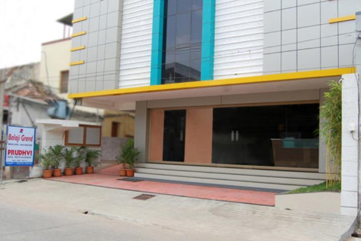 Balaji Grand Hotel Kakinada Bagian luar foto