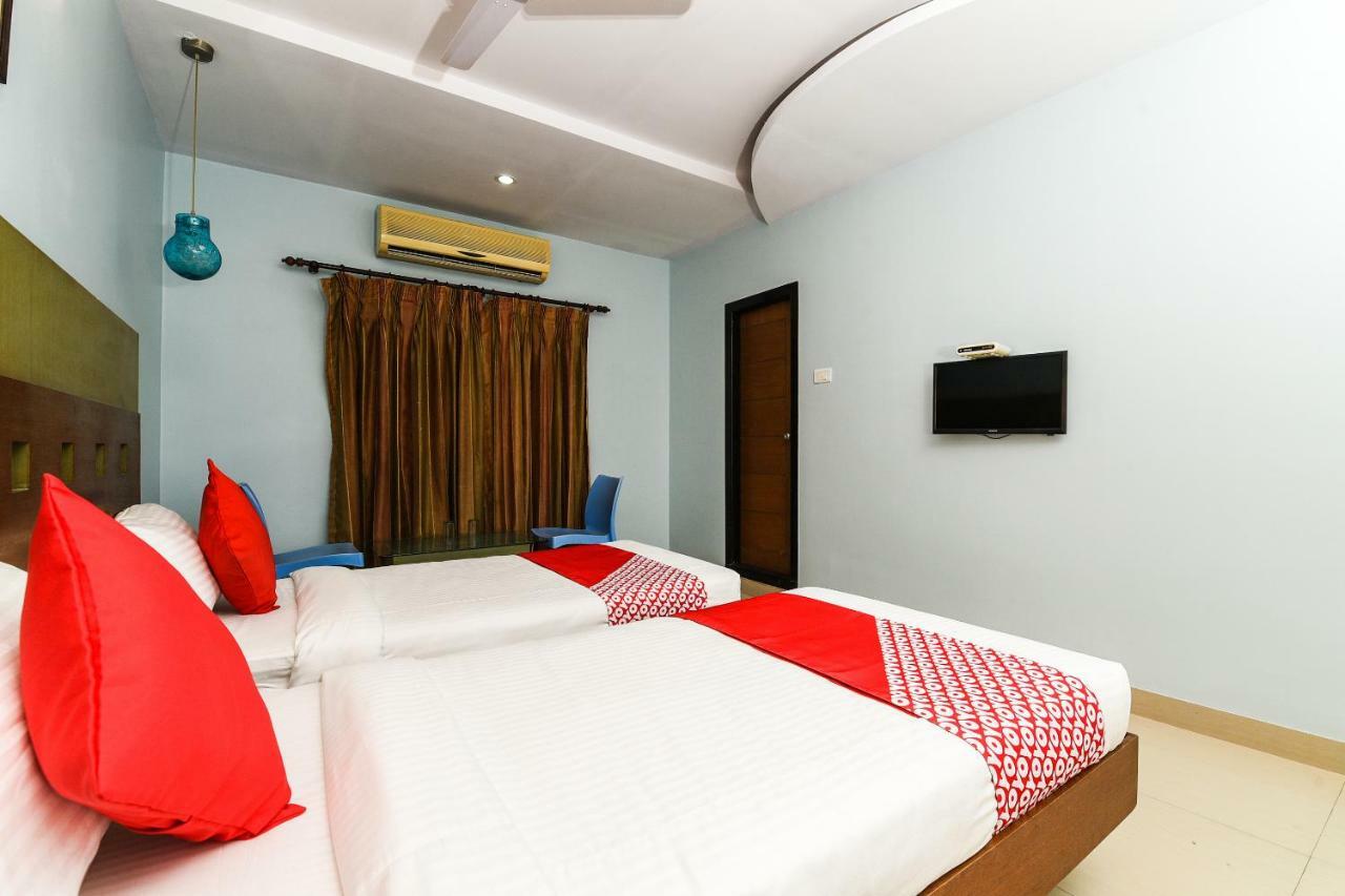 Balaji Grand Hotel Kakinada Bagian luar foto