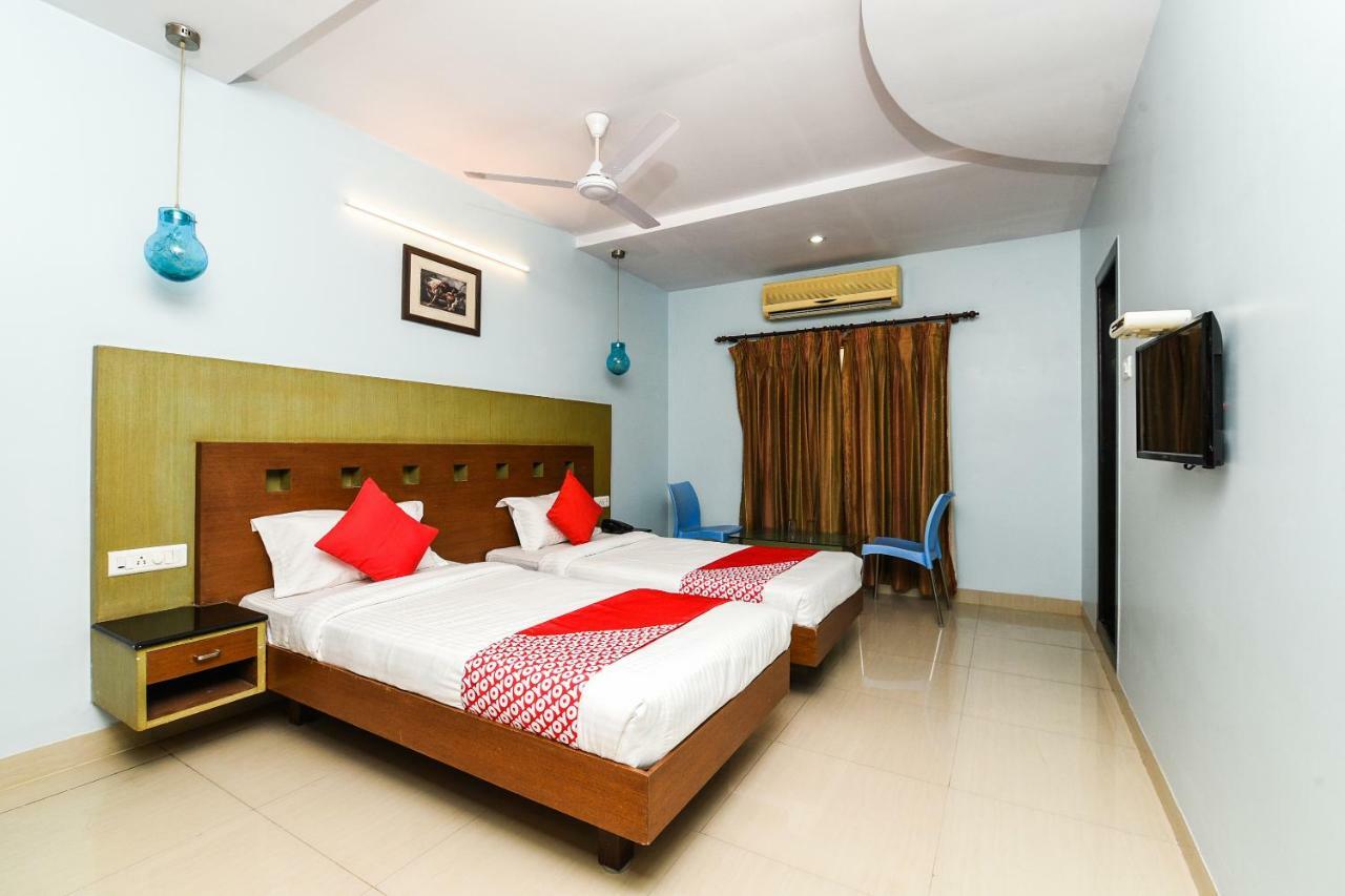 Balaji Grand Hotel Kakinada Bagian luar foto