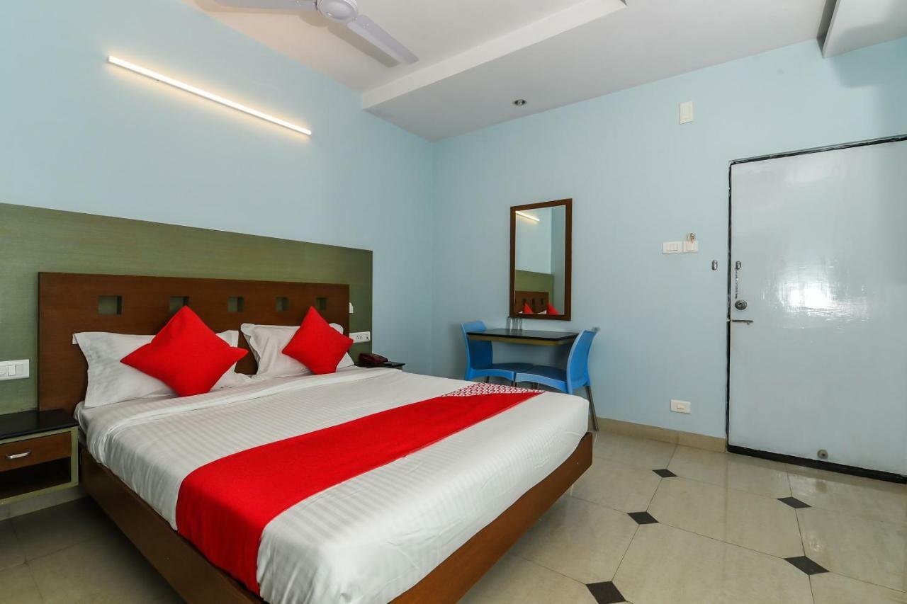 Balaji Grand Hotel Kakinada Bagian luar foto