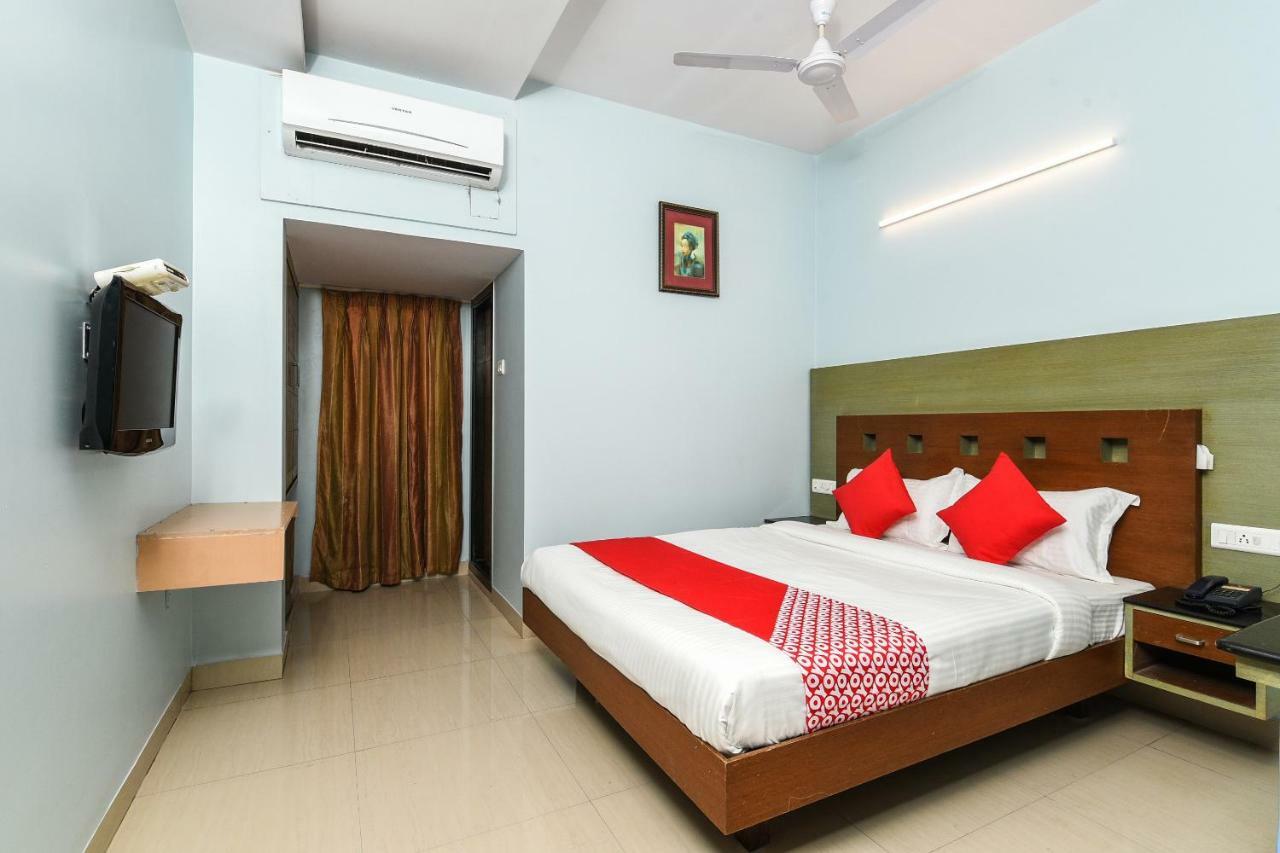Balaji Grand Hotel Kakinada Bagian luar foto