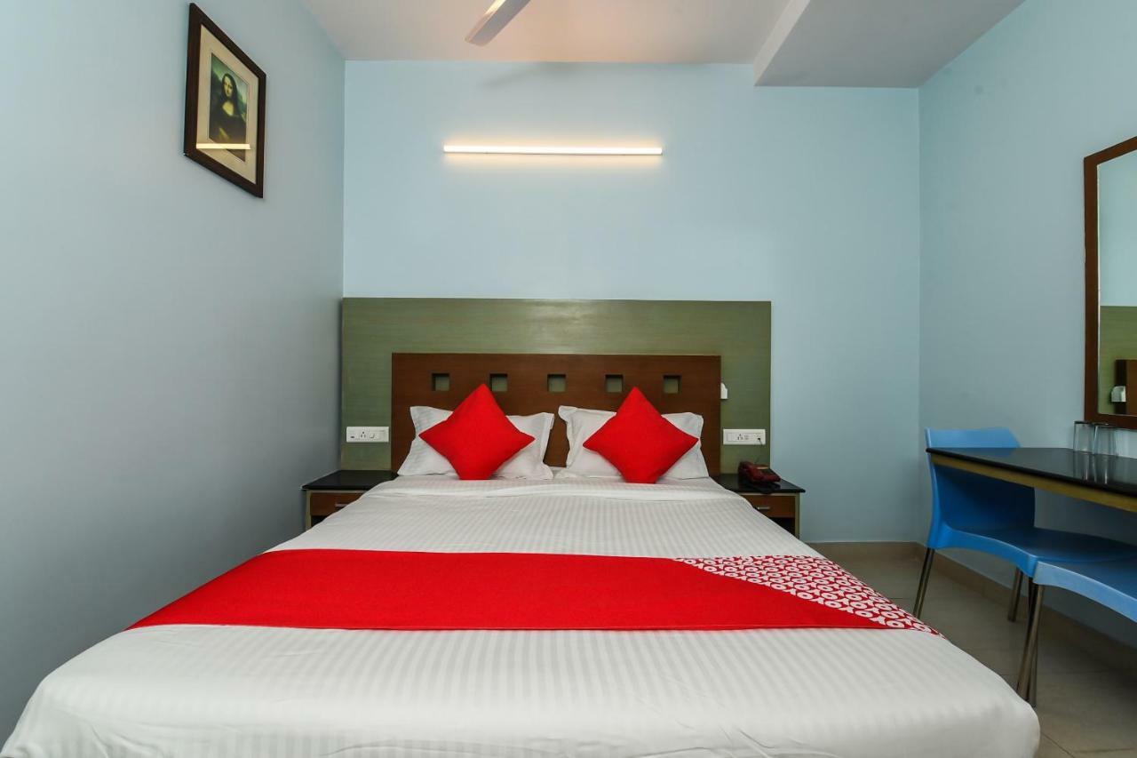 Balaji Grand Hotel Kakinada Bagian luar foto