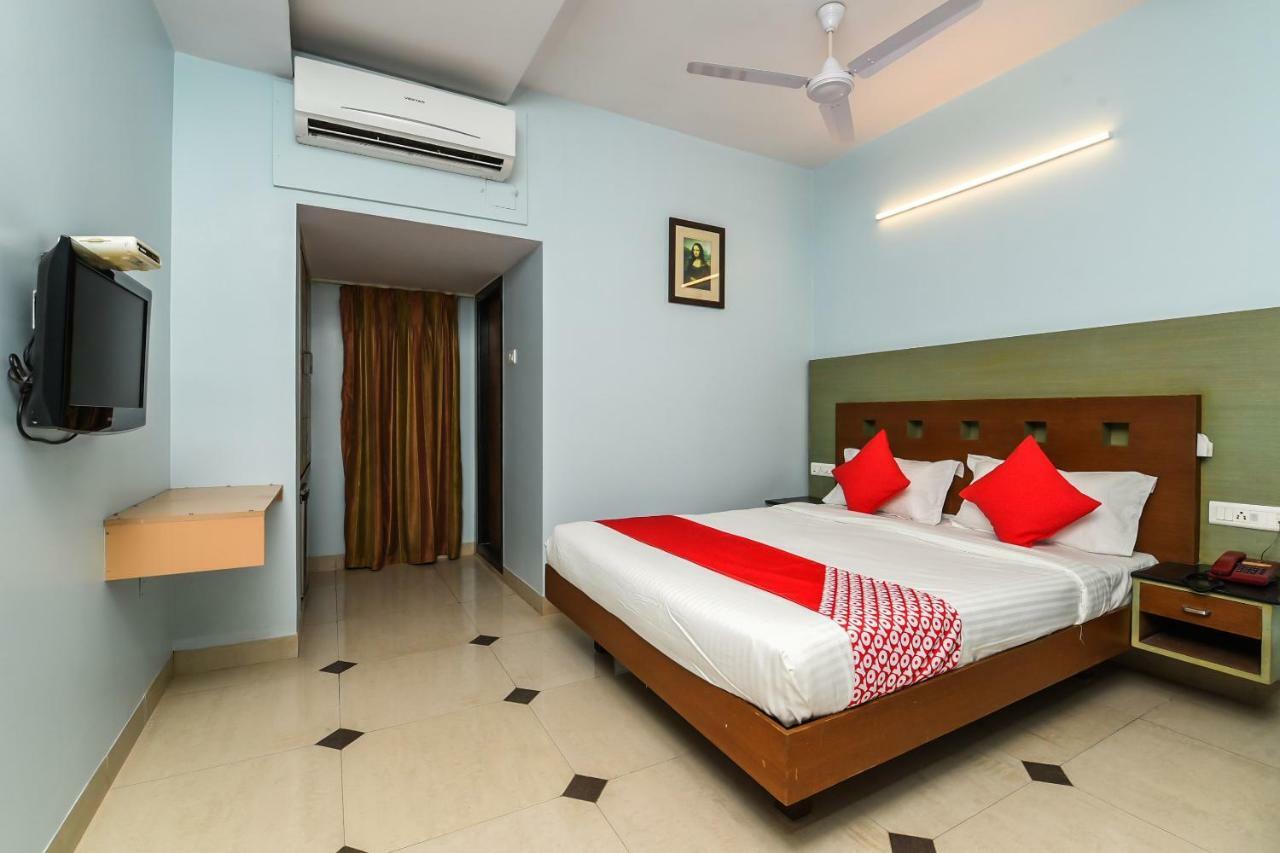 Balaji Grand Hotel Kakinada Bagian luar foto