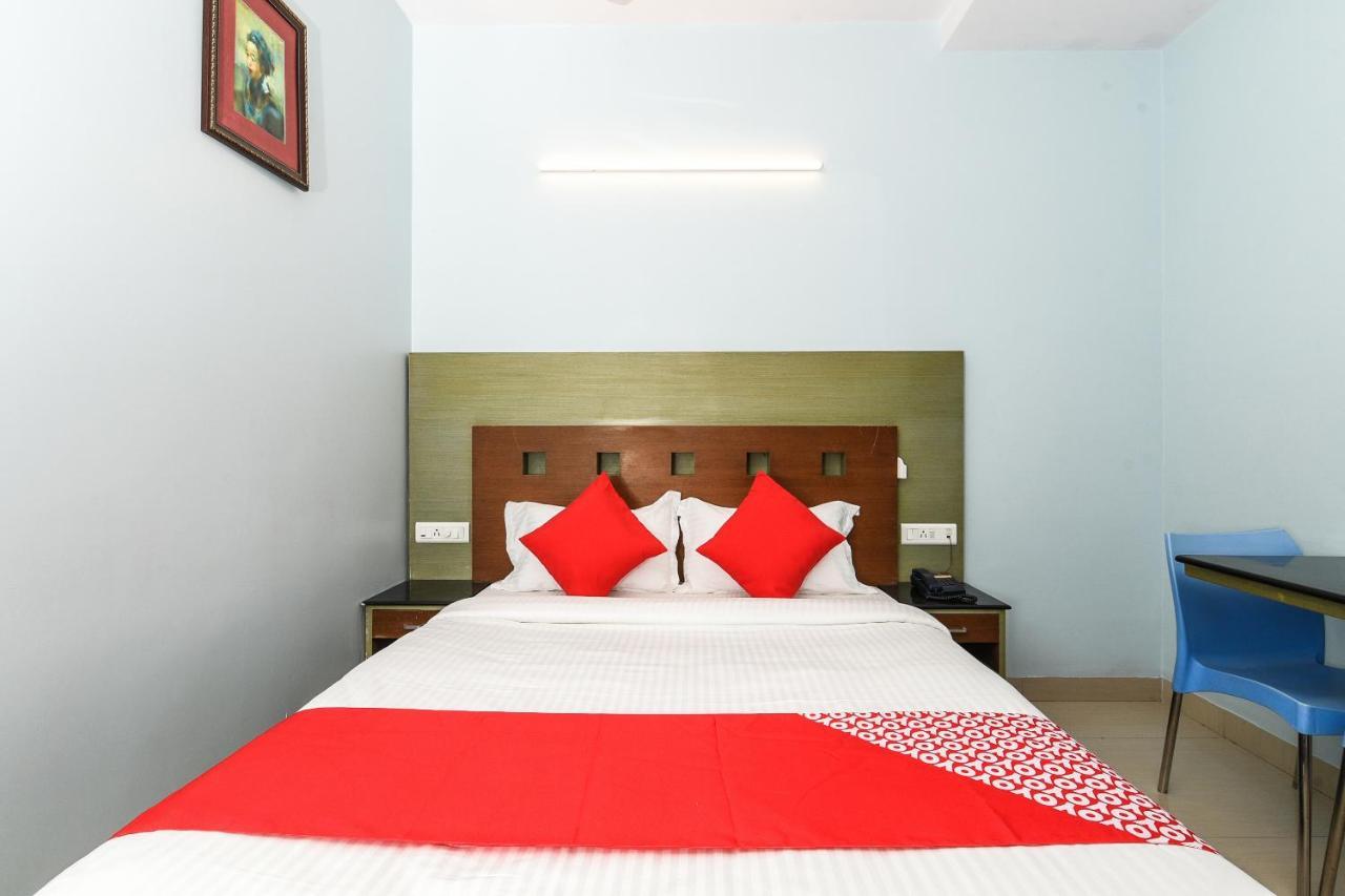 Balaji Grand Hotel Kakinada Bagian luar foto