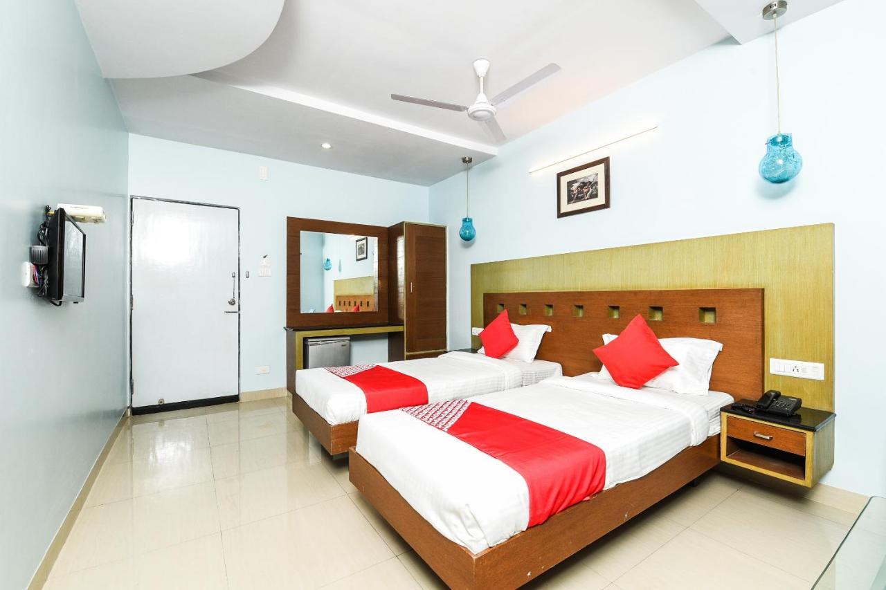 Balaji Grand Hotel Kakinada Bagian luar foto