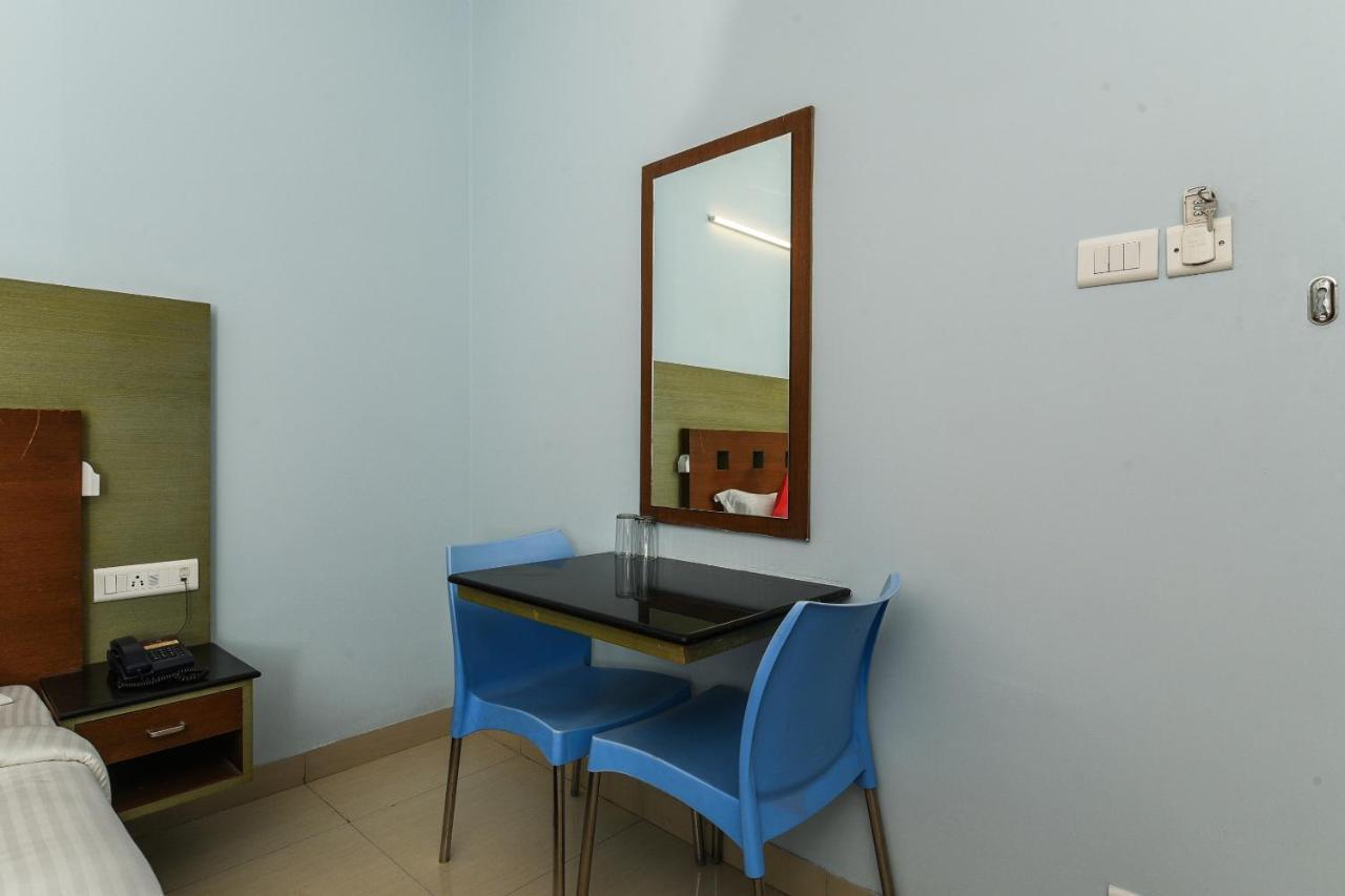 Balaji Grand Hotel Kakinada Bagian luar foto